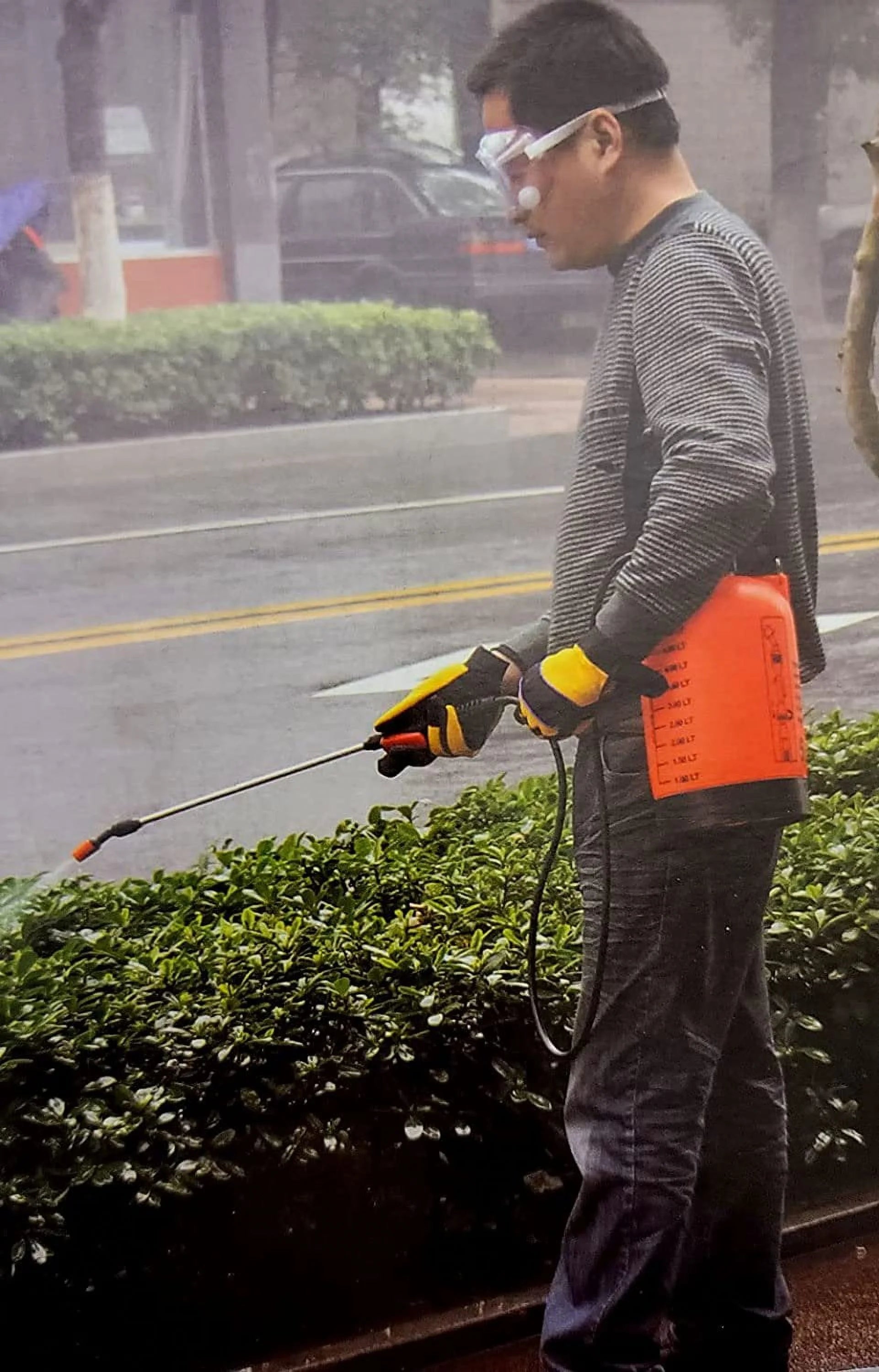 Pressure Sprayer Garden Pump 5 Liter 1.35 Gallon with Adjustable Shoulder Strap F109096